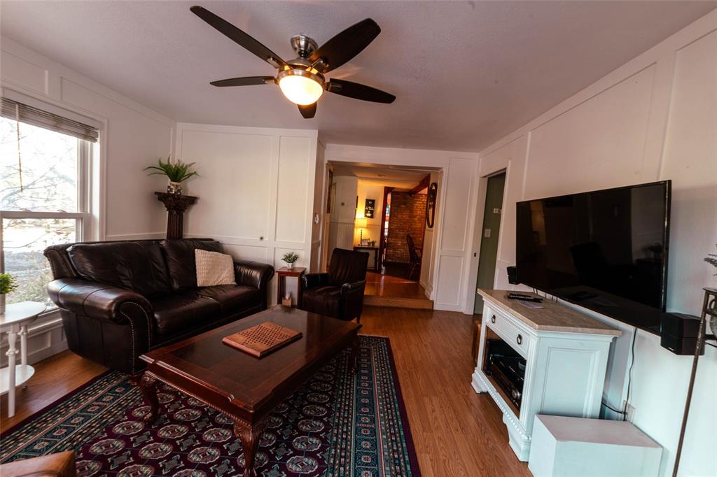 Image 26 of 46: Living Room