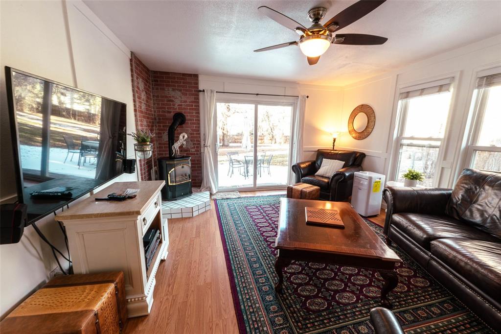 Image 28 of 46: Living Room