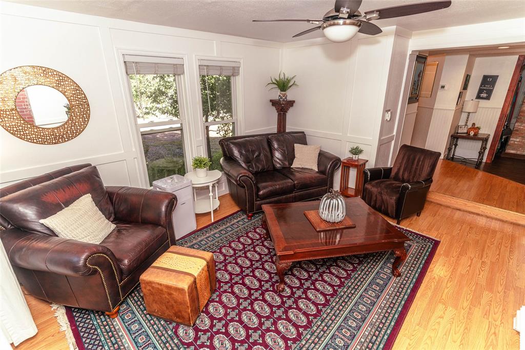 Image 29 of 46: Living Room