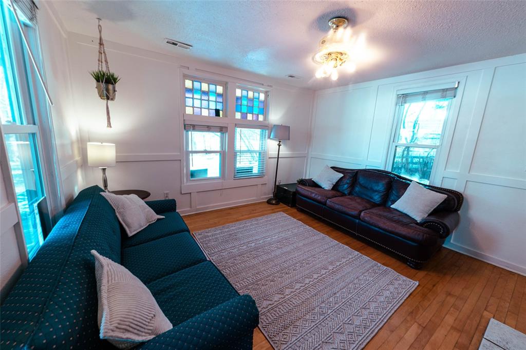 Image 30 of 46: Living Room