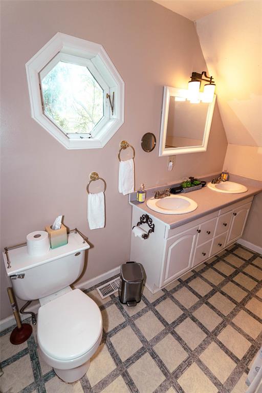 Image 35 of 46: Upstairs bathroom