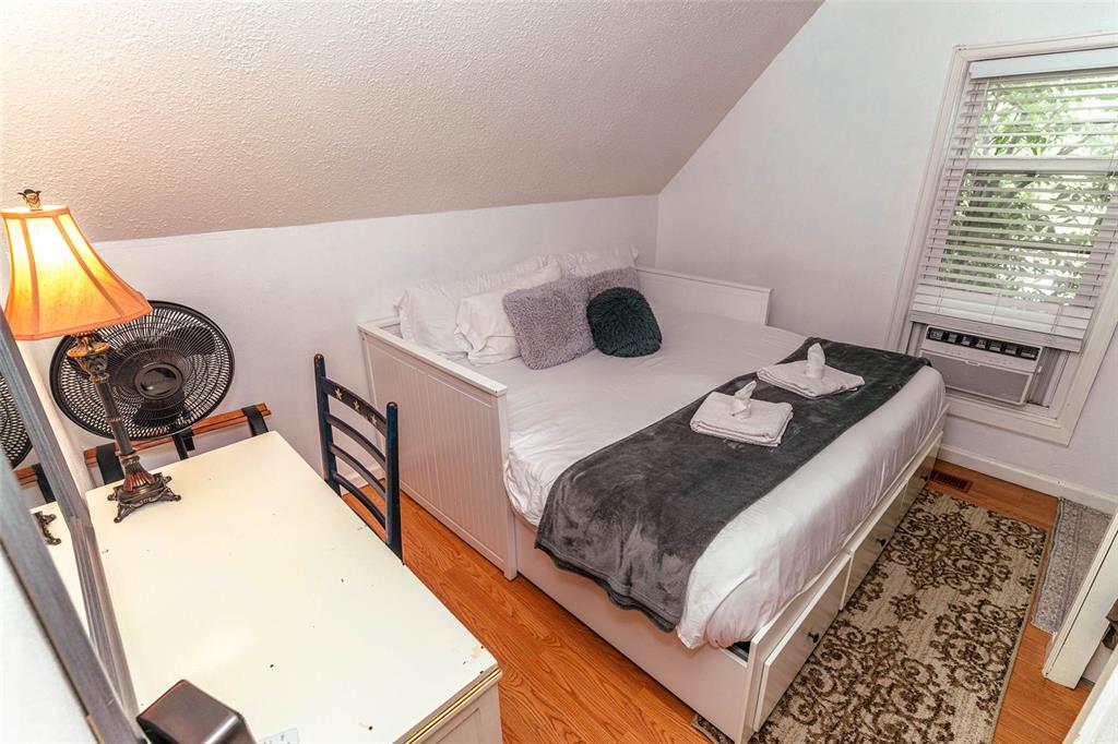 Image 38 of 46: Bedroom 2 upstairs