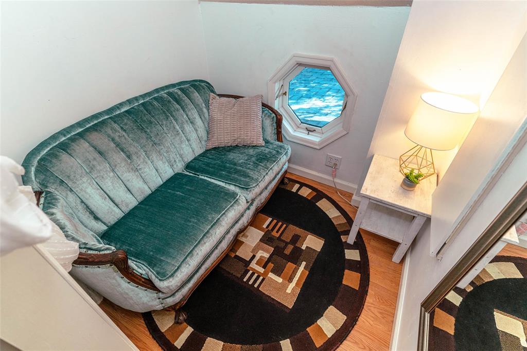 Image 39 of 46: Sitting room upstairs