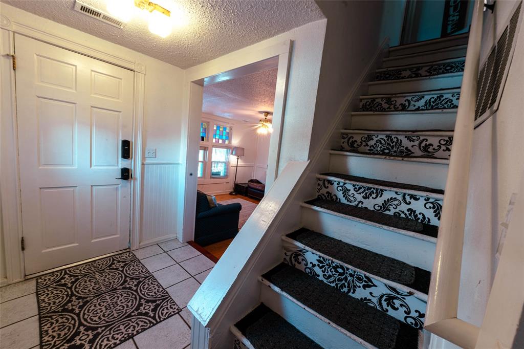 Image 7 of 46: Entry