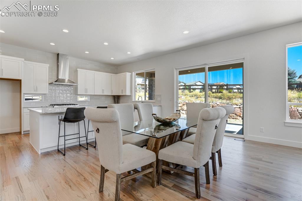 Image 11 of 50: Dining Area