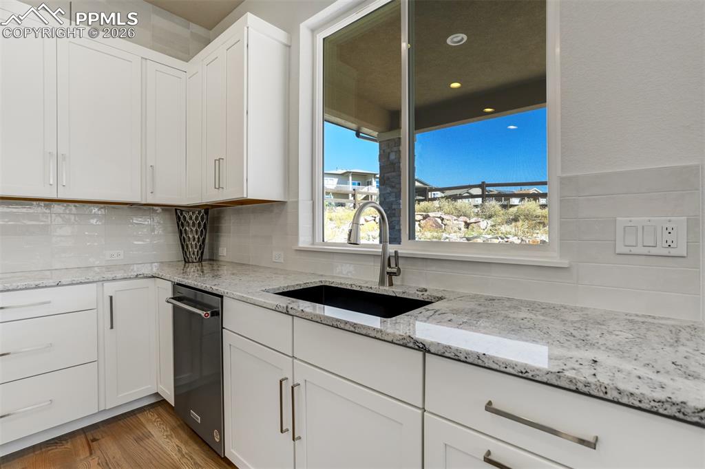 Image 14 of 50: Kitchen