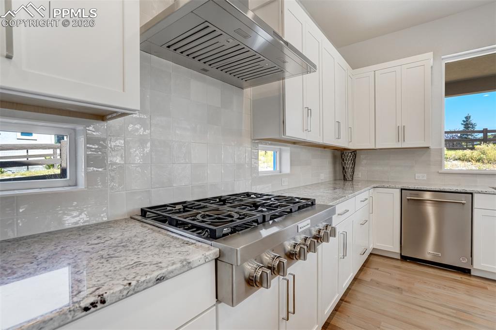 Image 15 of 50: Kitchen