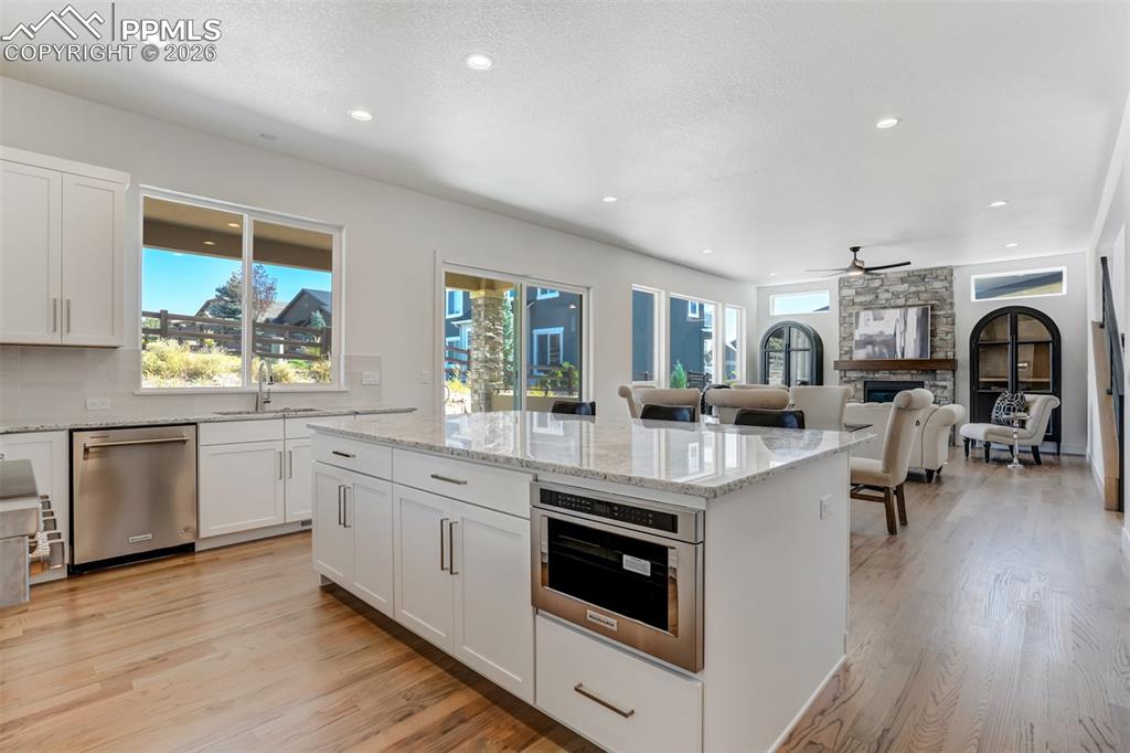 Image 16 of 50: Kitchen