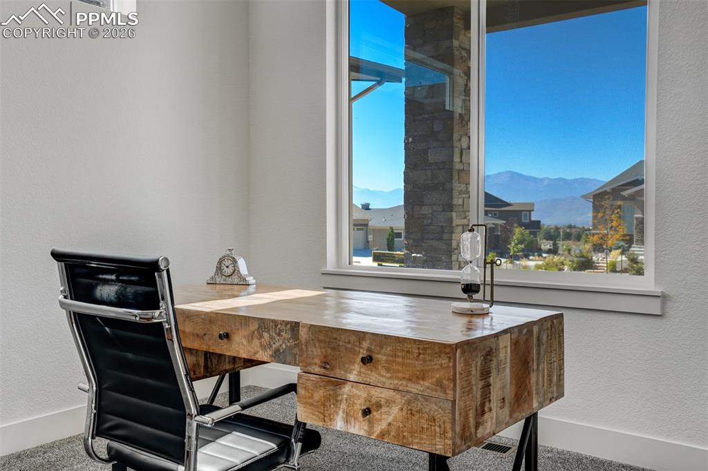 Image 18 of 50: Office