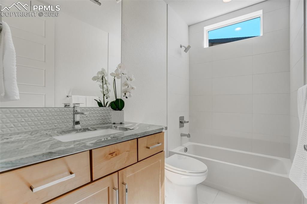 Image 20 of 50: Bathroom