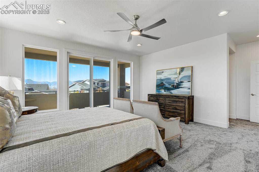 Image 25 of 50: Bedroom