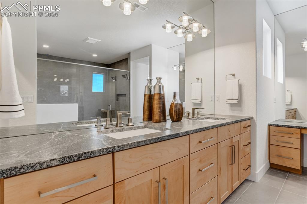 Image 27 of 50: Bathroom