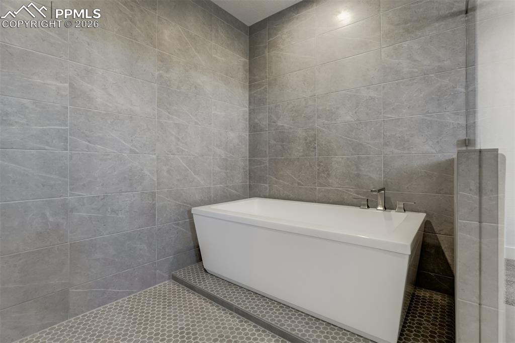 Image 29 of 50: Bathroom