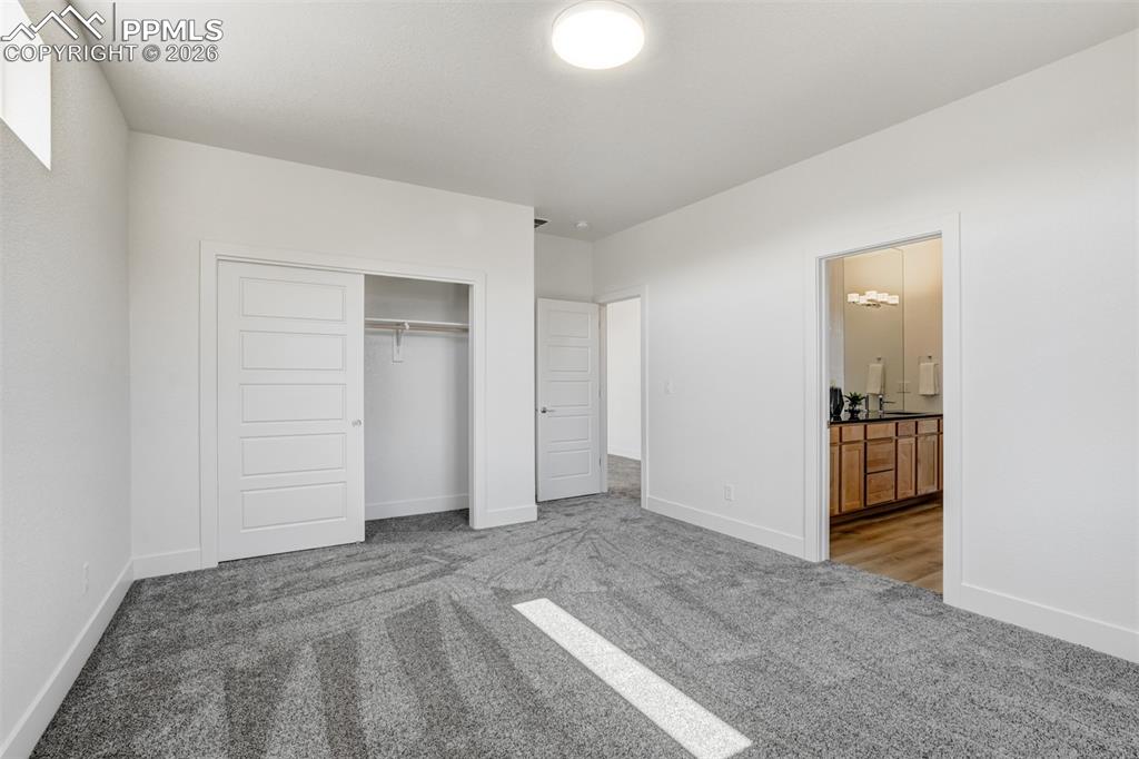 Image 34 of 50: Bedroom