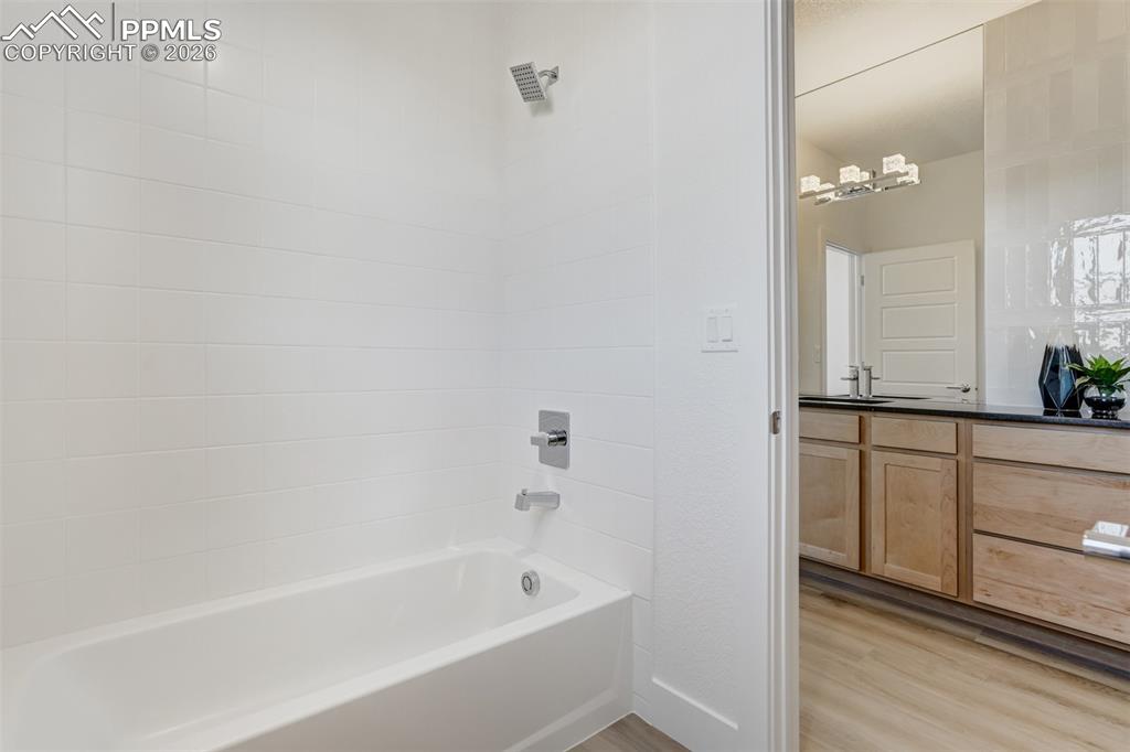 Image 37 of 50: Bathroom