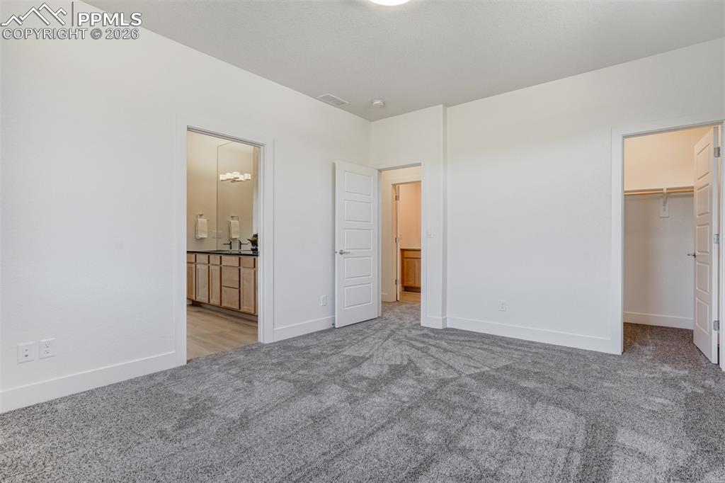 Image 39 of 50: Bedroom