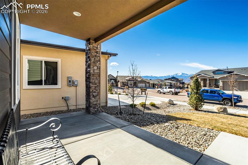 Image 4 of 50: Patio