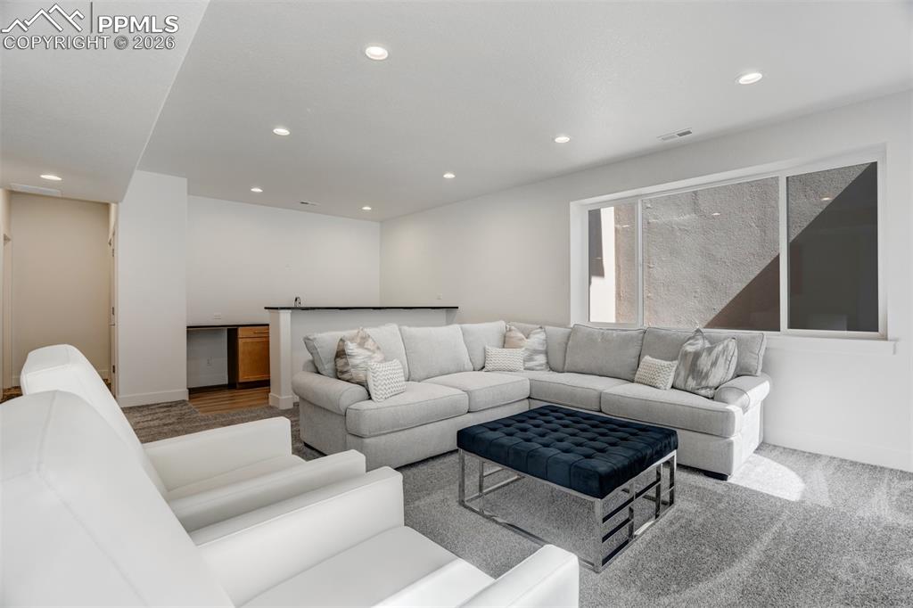 Image 42 of 50: Living Room