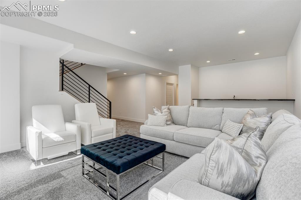 Image 43 of 50: Living Room