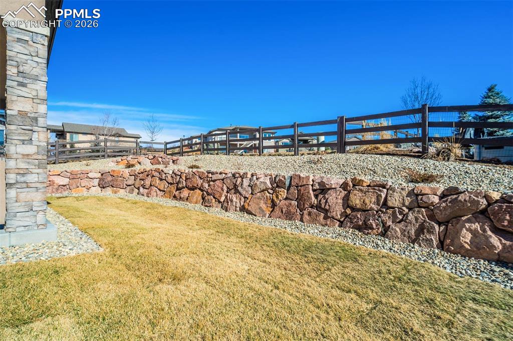 Image 48 of 50: Yard