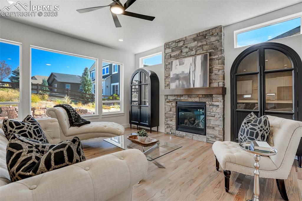 Image 6 of 50: Living Room