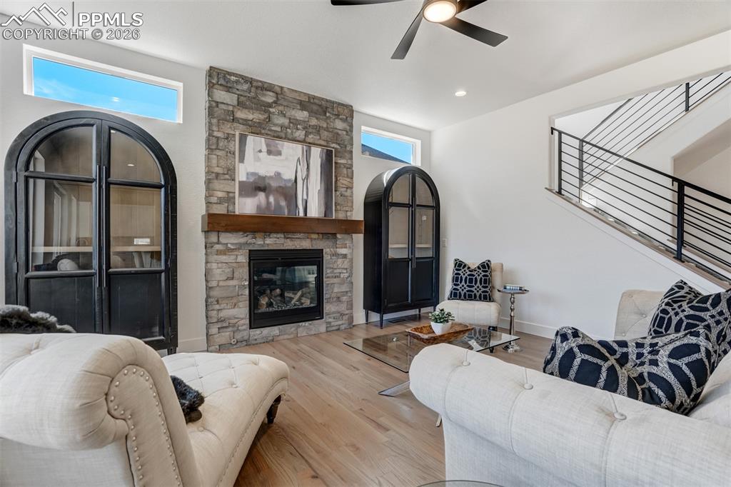 Image 7 of 50: Living Room