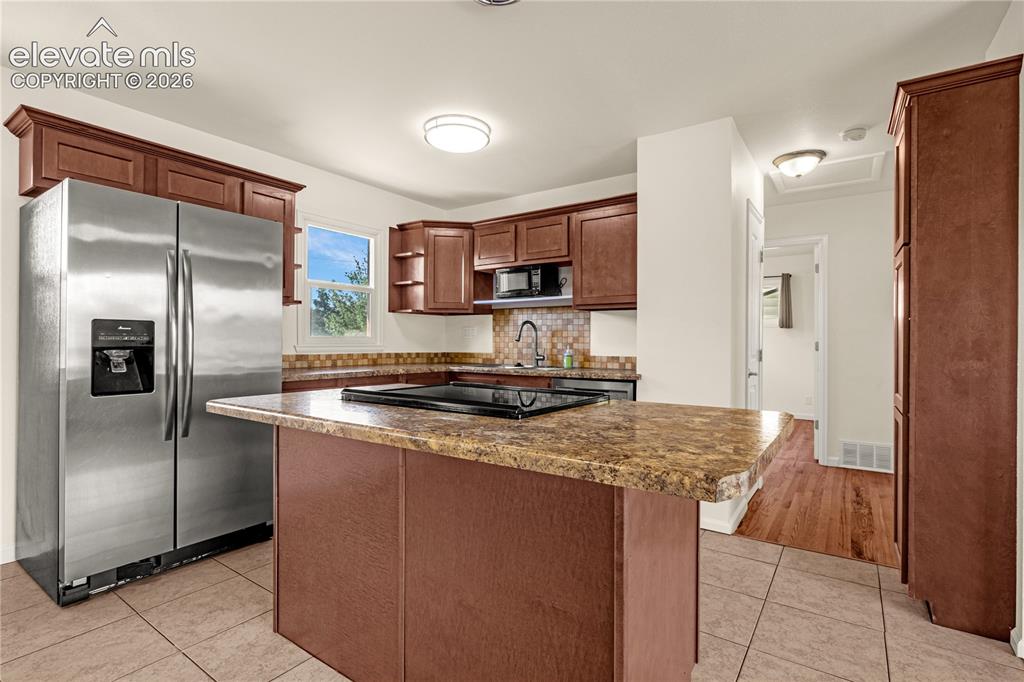 Image 4 of 43: Breakfast Bar Island