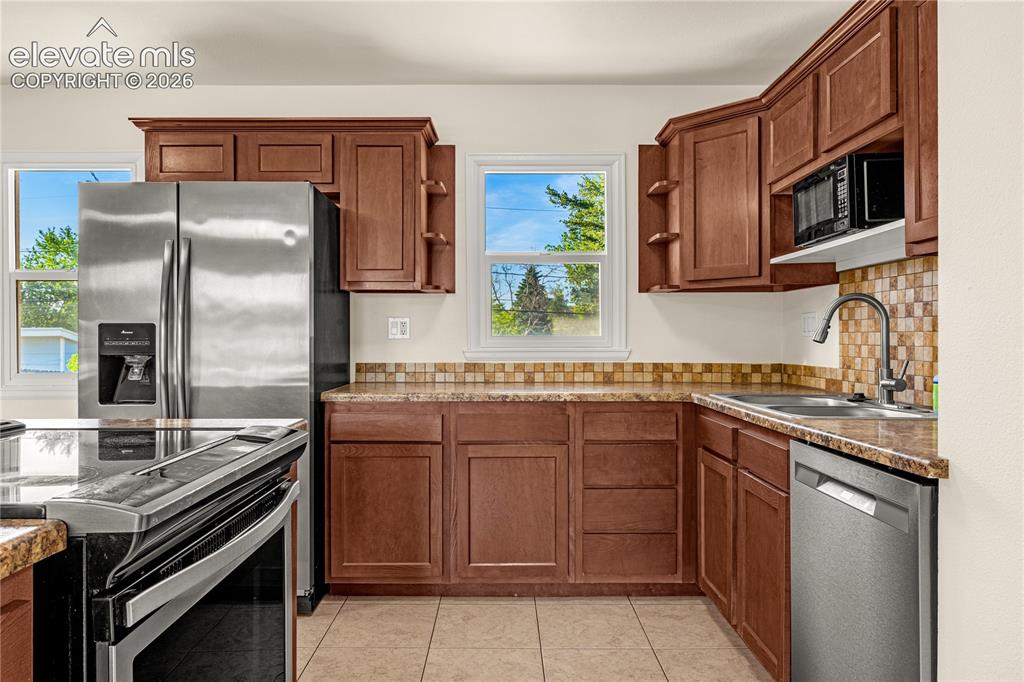 Image 5 of 43: Stainless steel appliances