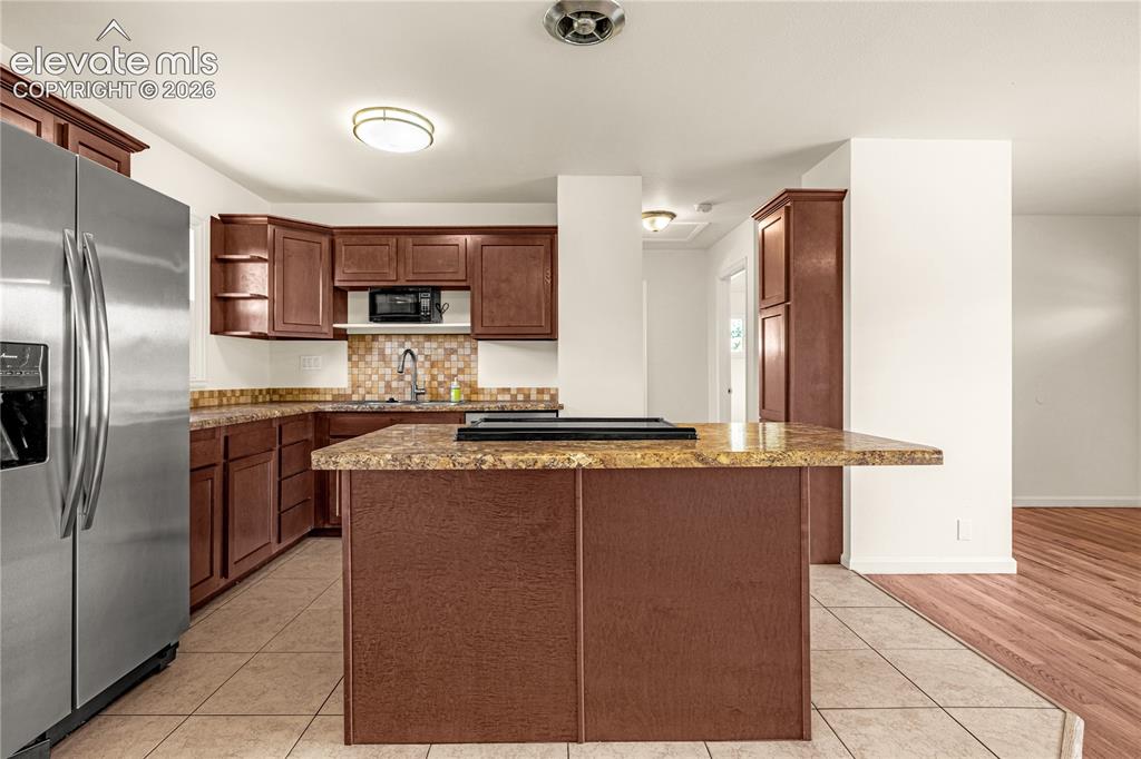 Image 8 of 43: Breakfast bar island