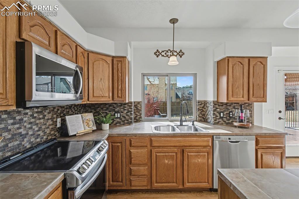 Image 10 of 43: Kitchen