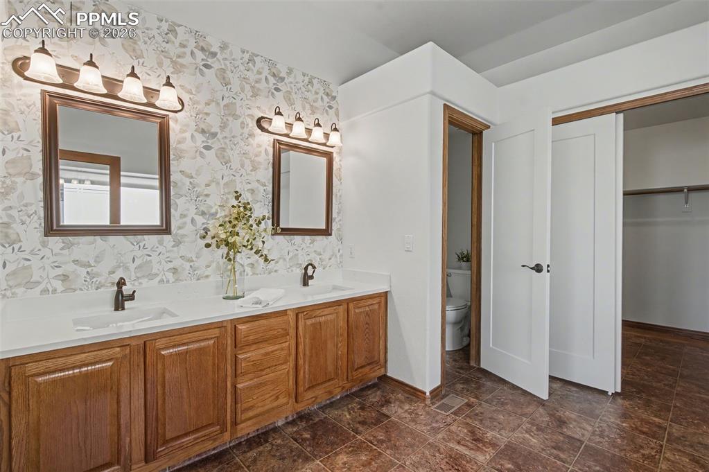 Image 23 of 43: Bathroom