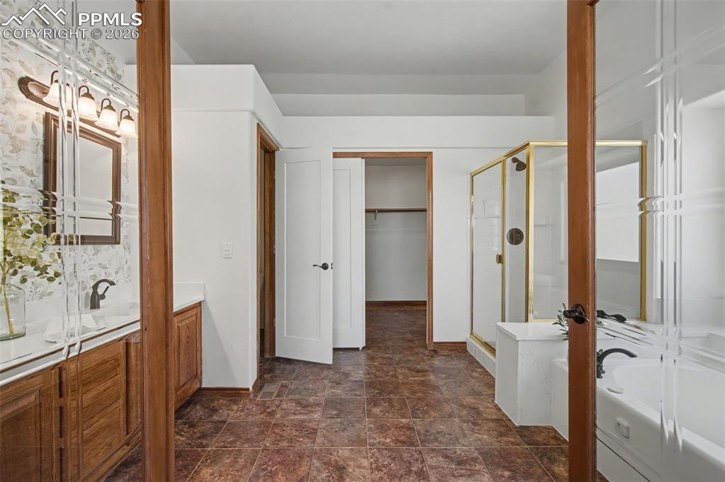 Image 24 of 43: Bathroom