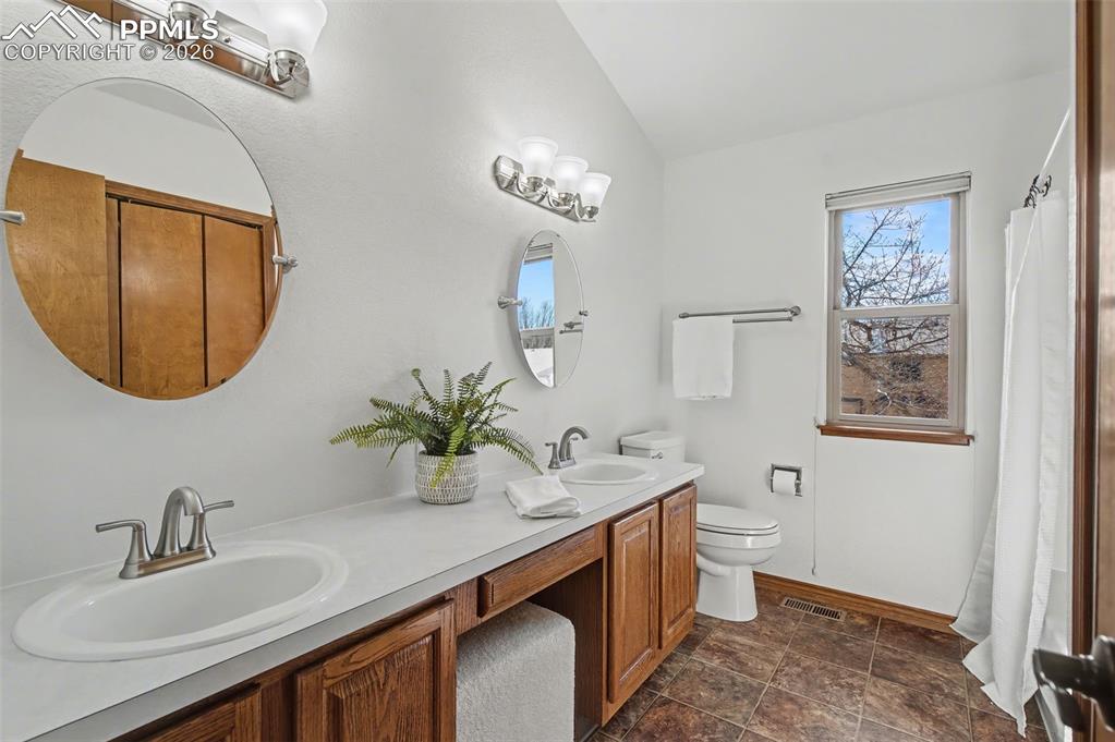 Image 29 of 43: Bathroom