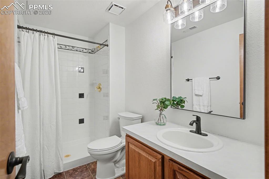 Image 33 of 43: Bathroom