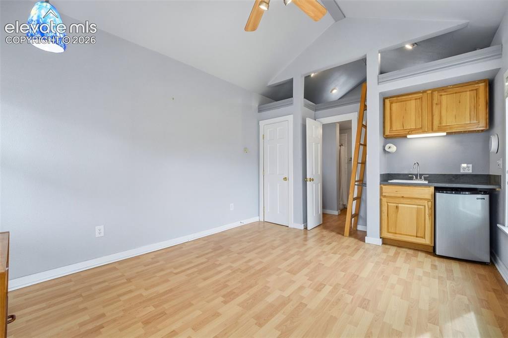 Image 18 of 30: Kitchen