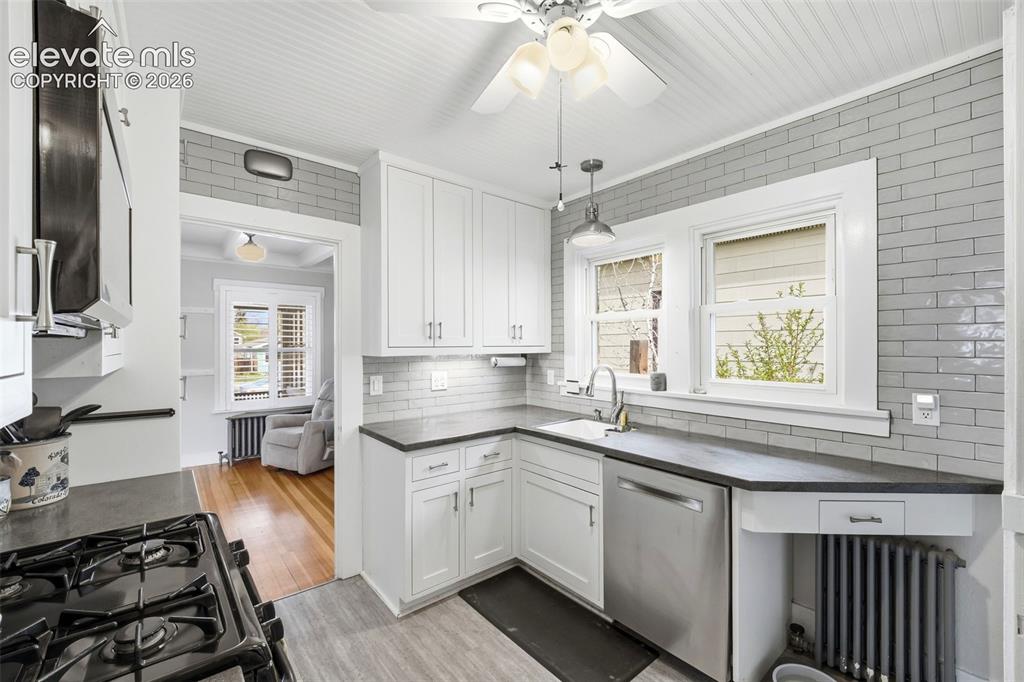 Image 5 of 30: Kitchen