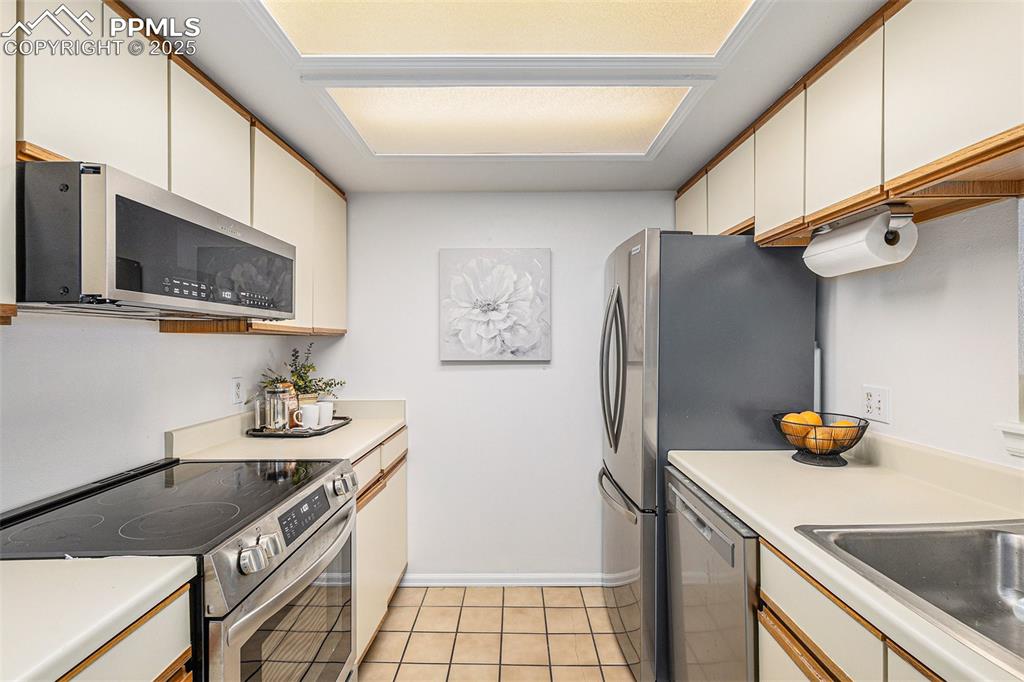 Image 7 of 19: New Frigidaire stainless steel appliances!