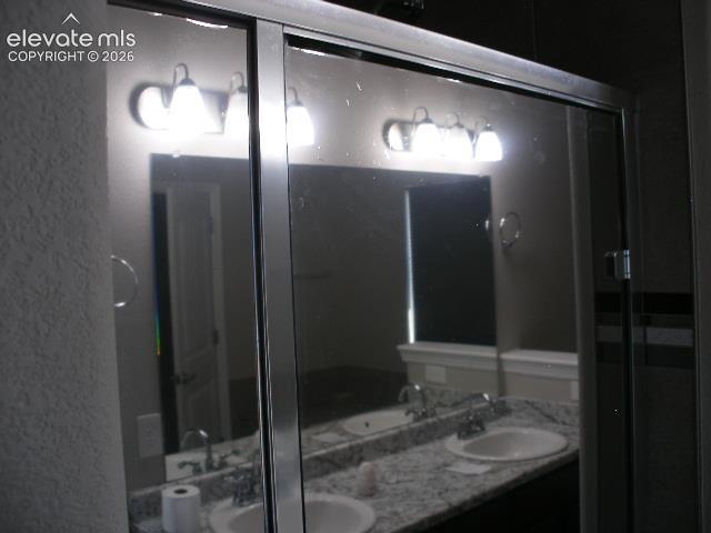 Image 23 of 36: Bathroom