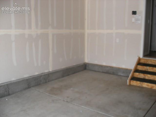Image 33 of 36: Garage