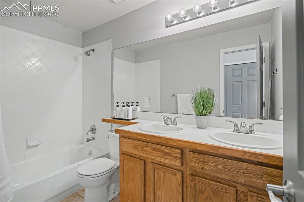 Image 25 of 37: Bathroom