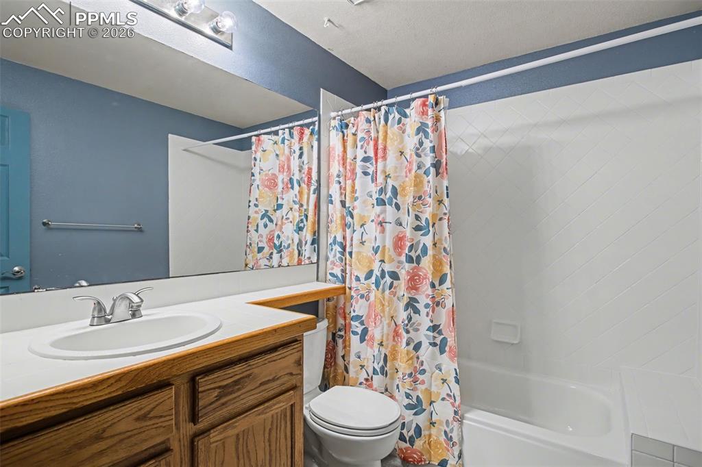 Image 35 of 37: Bathroom