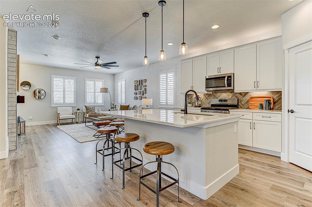Image 17 of 47: Kitchen