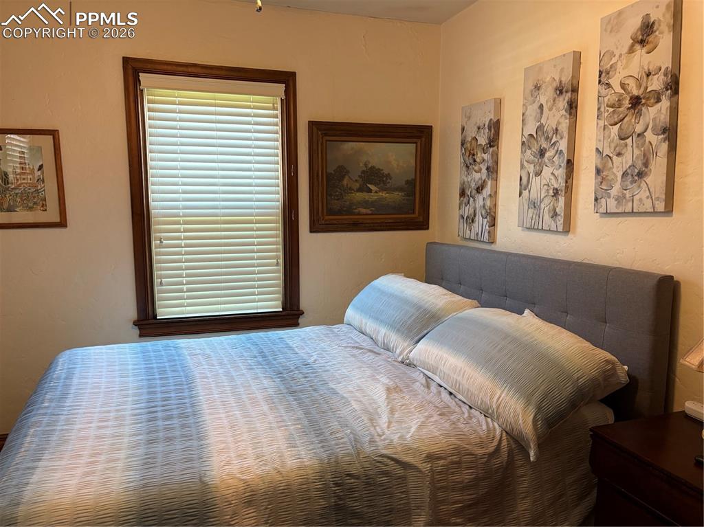 Image 3 of 10: Bedroom