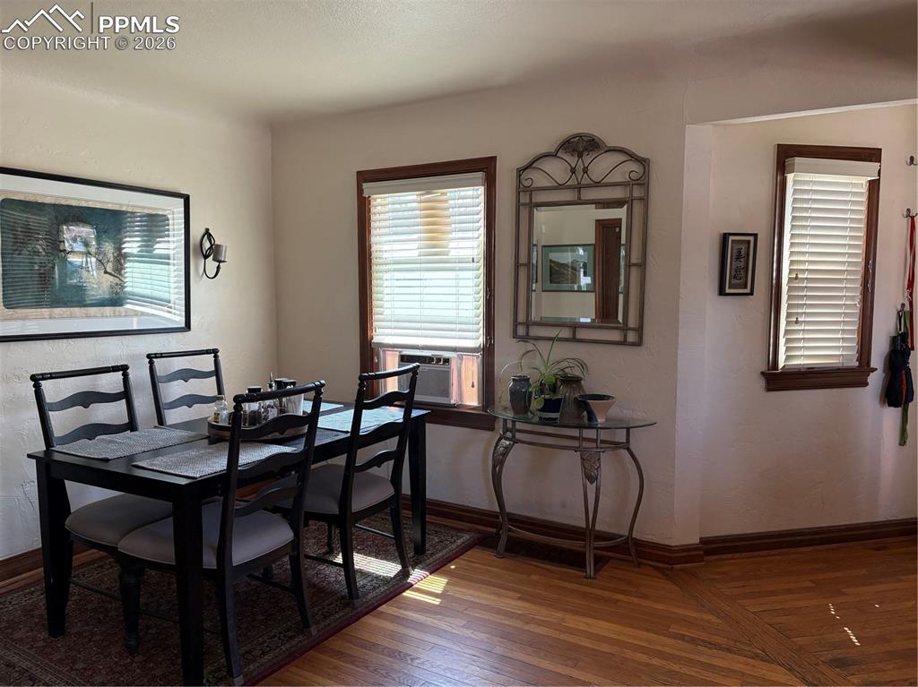 Image 4 of 10: Dining Area