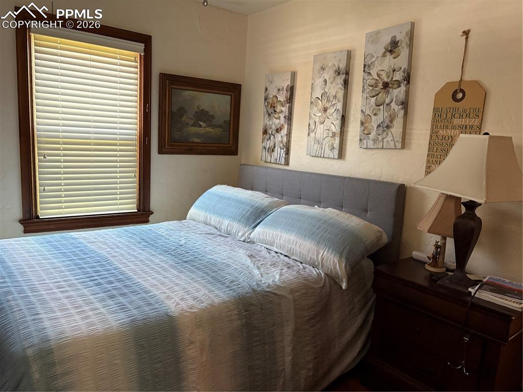 Image 5 of 10: Bedroom