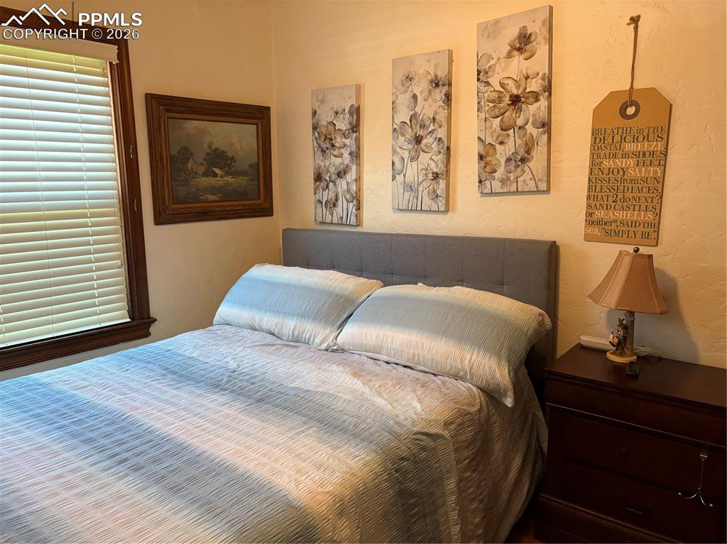 Image 6 of 10: Bedroom