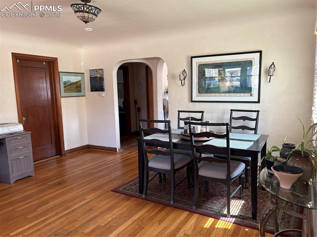 Image 7 of 10: Dining Area