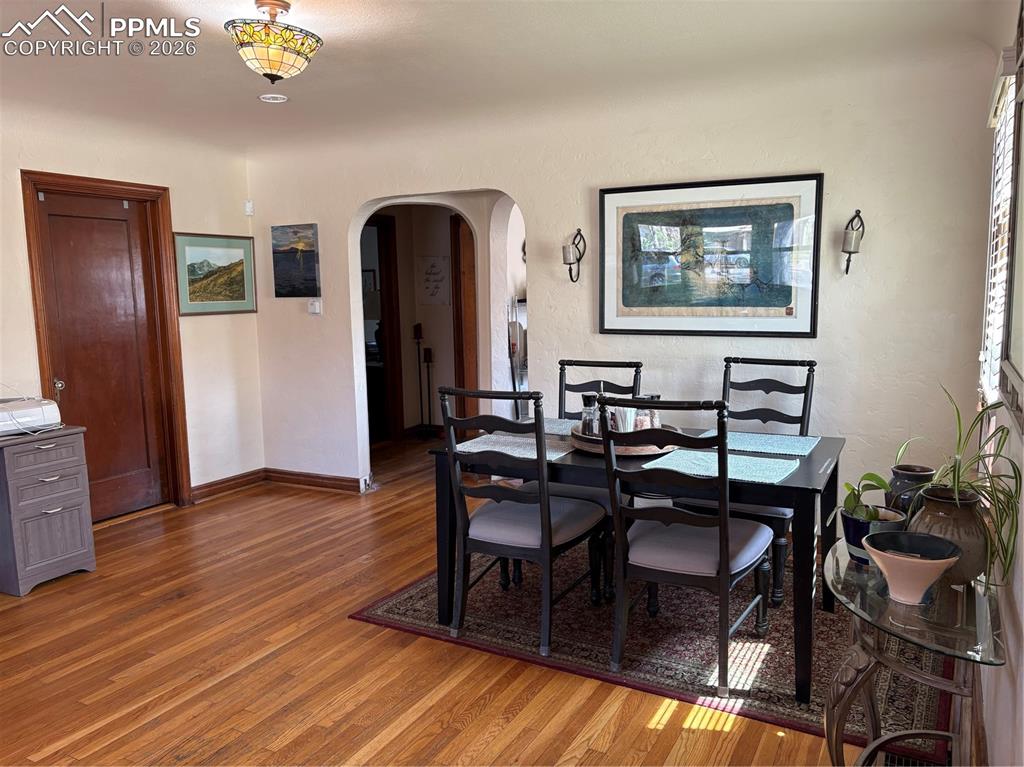 Image 8 of 10: Dining Area