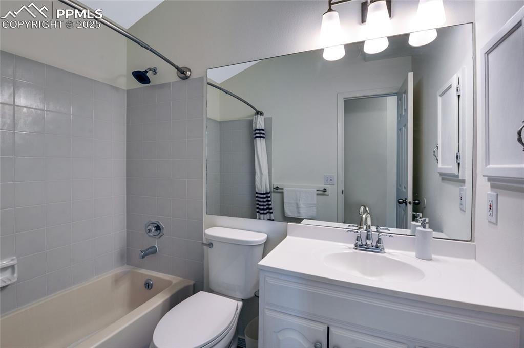 Image 26 of 40: Bathroom