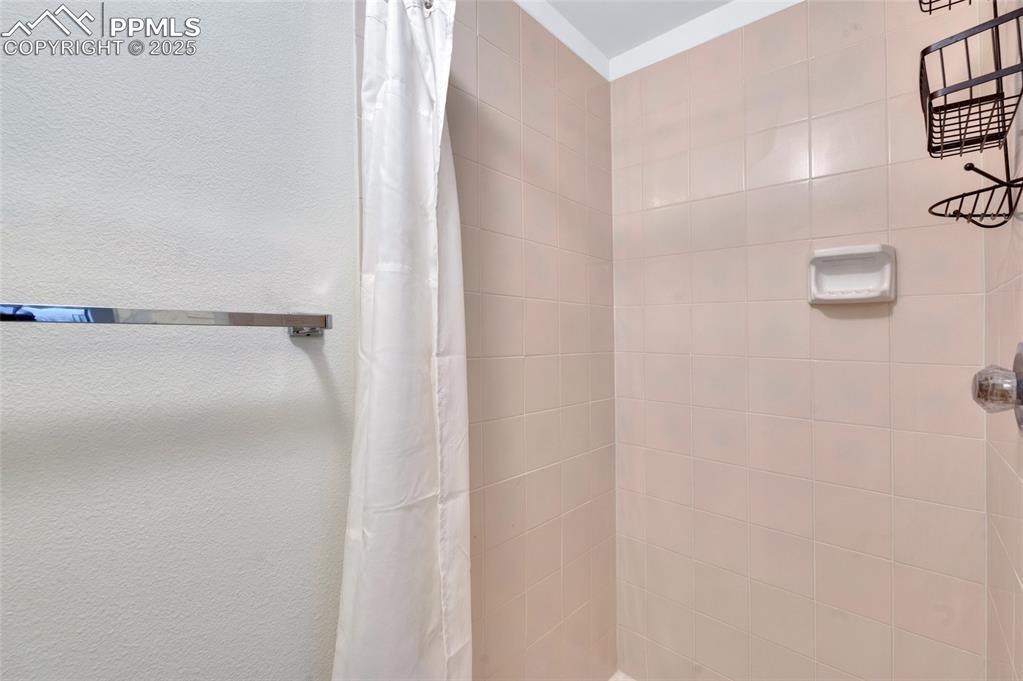 Image 36 of 40: Bathroom